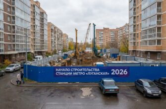 Строительная площадка новой станции метро Луганская, работа строительной техники