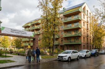 Современный экологичный жилой комплекс с зелеными насаждениями и солнечными панелями, иллюстрация спроса на эко-жилье в России