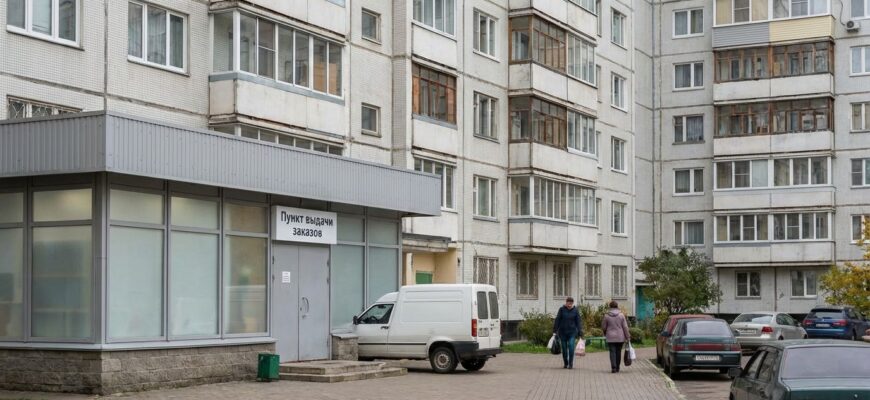 Курьер службы доставки с продуктами на фоне многоквартирного дома и склада